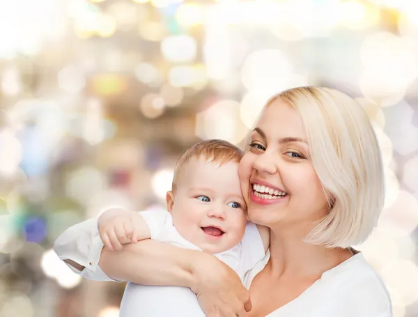 Šťastná matka s úsměvem baby — Stock fotografie
