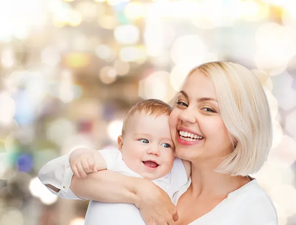 Madre feliz con el bebé sonriente — Foto de Stock