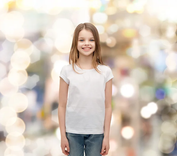 ยิ้มสาวน้อยในเสื้อยืดสีขาวว่างเปล่า — ภาพถ่ายสต็อก