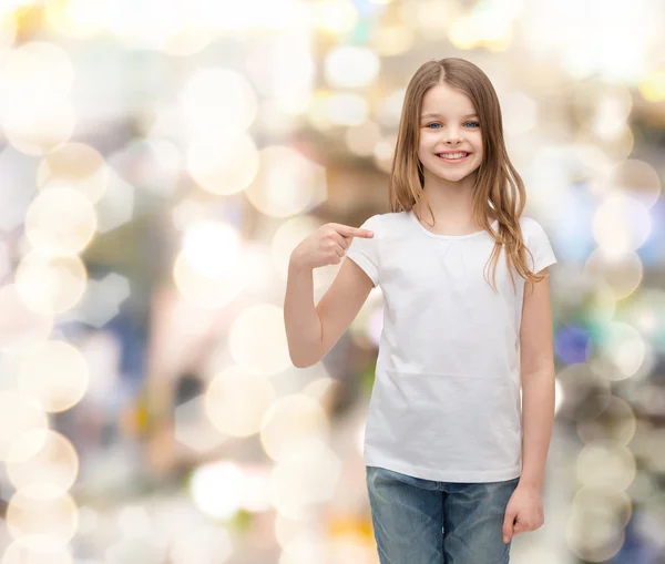 Sorrindo menina em branco t-shirt branca — Fotografia de Stock