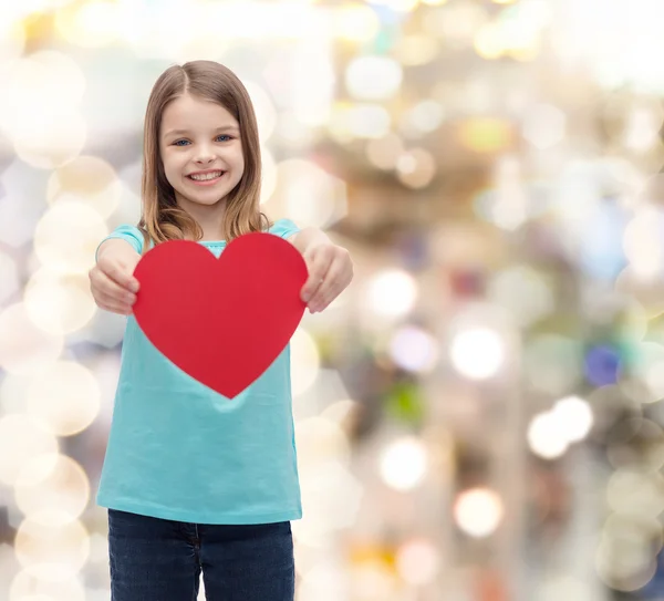 Lachende meisje rood hart geven — Stockfoto
