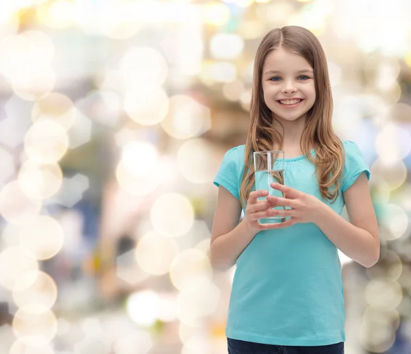 Sorridente bambina con un bicchiere d'acqua — Foto Stock