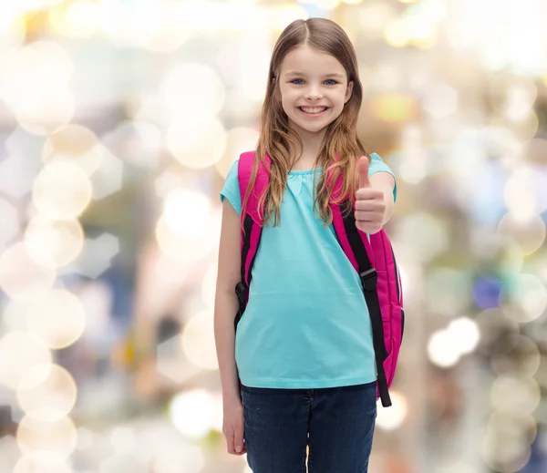 Chica sonriente con la bolsa de la escuela mostrando los pulgares hacia arriba — Foto de Stock