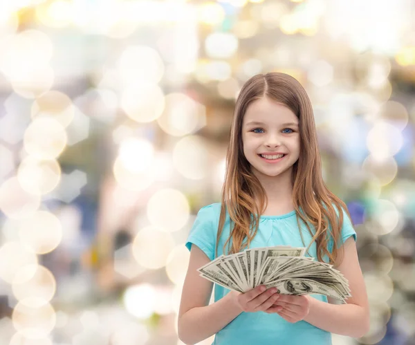 Sorrindo menina com dinheiro em dinheiro dólar — Fotografia de Stock