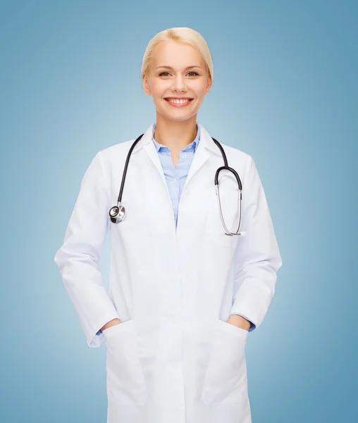 Femme médecin souriante avec stéthoscope — Photo