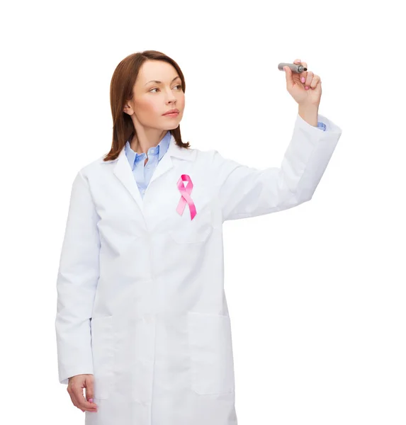 Medico donna con nastro di consapevolezza del cancro al seno — Foto Stock