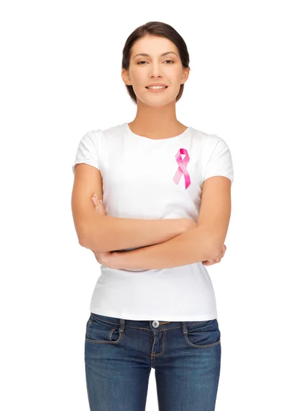 Leende kvinna med rosa cancer awareness ribbon — Stockfoto