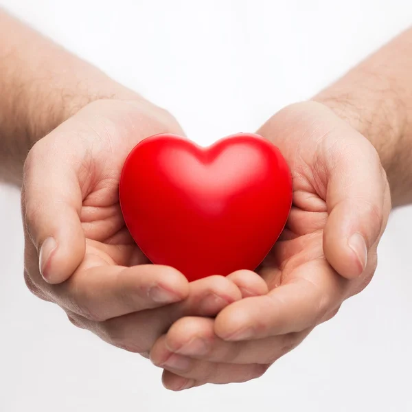 Mannelijke handen met kleine rood hart — Stockfoto