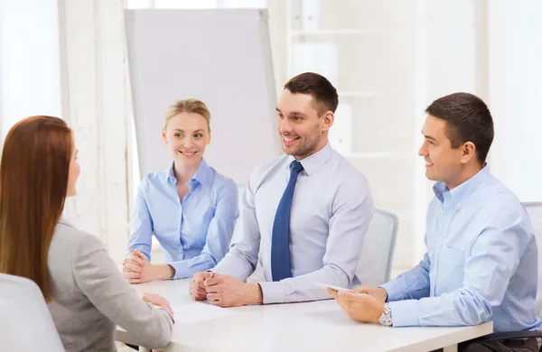 Equipo de negocios entrevistando al solicitante en la oficina — Foto de Stock