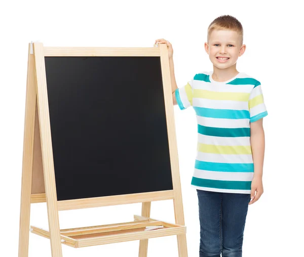 快乐的小男孩，与空白的黑板 — 图库照片