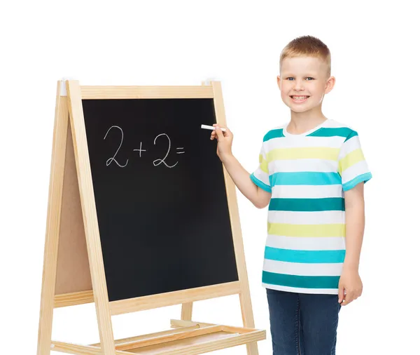 快乐的小男孩用黑板和粉笔 — 图库照片
