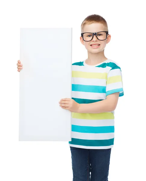 Lachende jongen in bril met wit leeg bord — Stockfoto