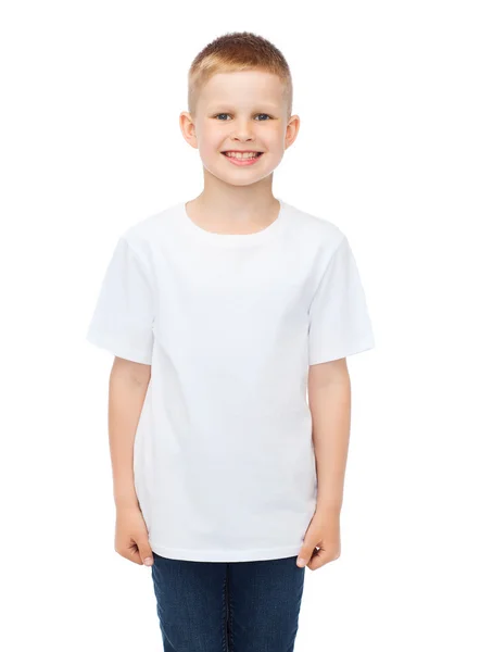 Leende liten pojke i vit blank t-shirt — Stockfoto