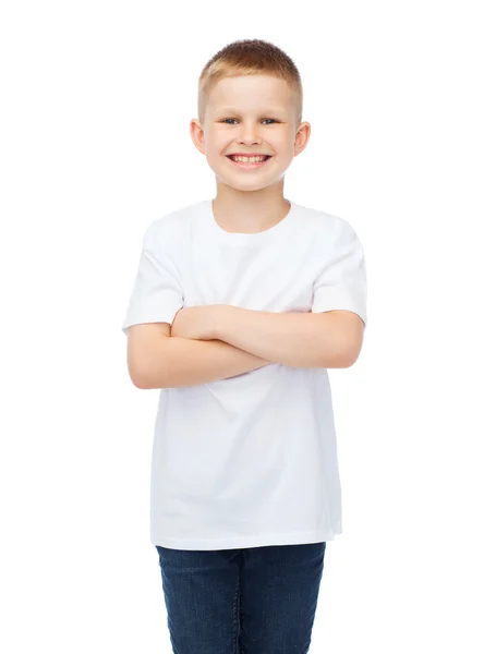 Kleine jongen in wit t-shirt met armen gekruist — Stockfoto