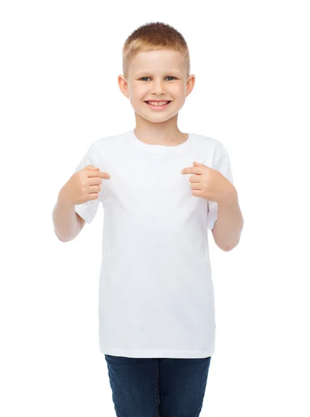Lachende jongetje in lege witte t-shirt — Stockfoto