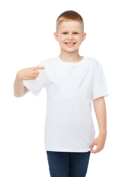 Leende liten pojke i blank vit t-shirt — Stockfoto