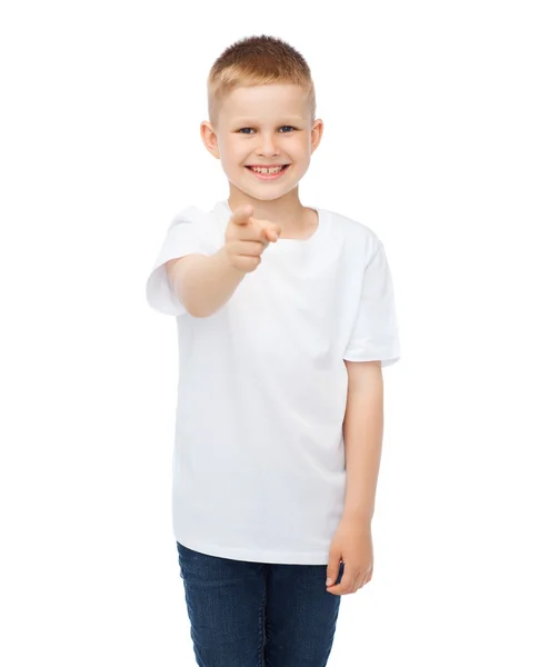 Liten pojke i blank vit t-shirt pekar på dig — Stockfoto