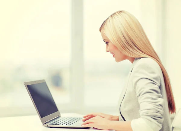 Geschäftsfrau mit Laptop — Stockfoto