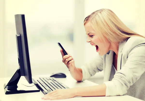 Сердитая женщина с телефоном — стоковое фото