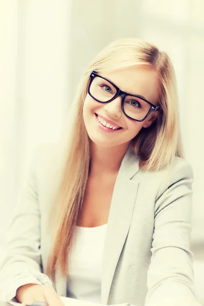 Affärskvinna med glasögon — Stockfoto