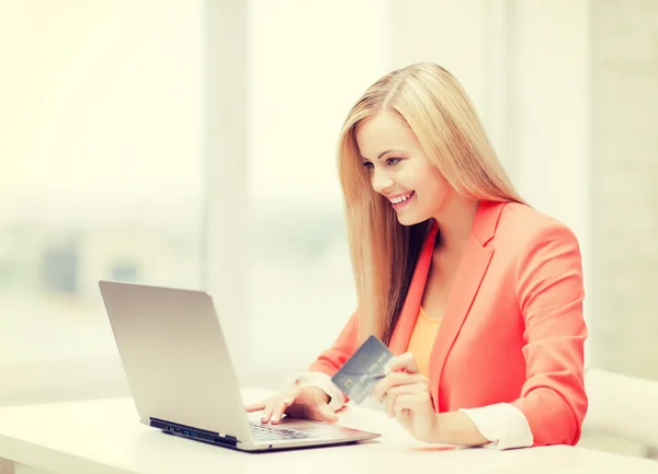 Empresaria con laptop y tarjeta de crédito — Foto de Stock