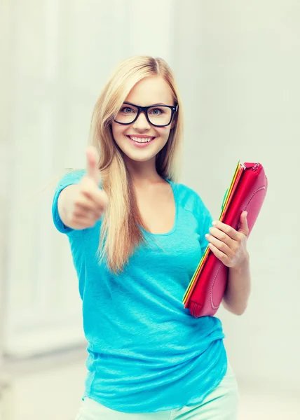 Estudiante sonriente con carpetas — Foto de Stock