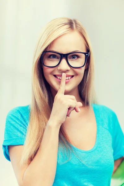 Mujer con el dedo en los labios —  Fotos de Stock