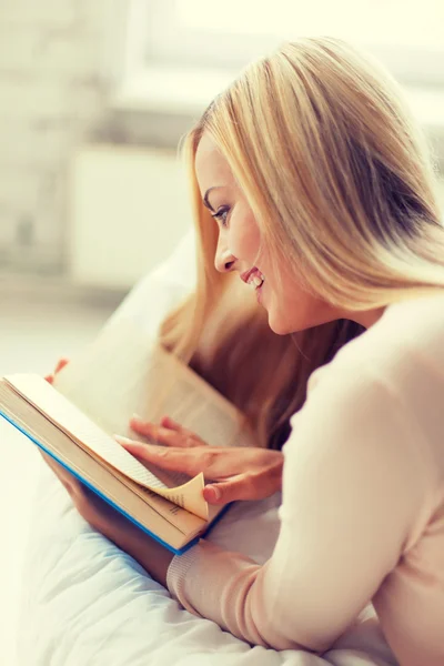 Γυναίκα ανάγνωση βιβλίου — Φωτογραφία Αρχείου