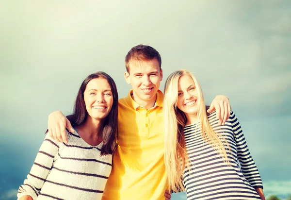 Grupp vänner som har roligt på stranden — Stockfoto