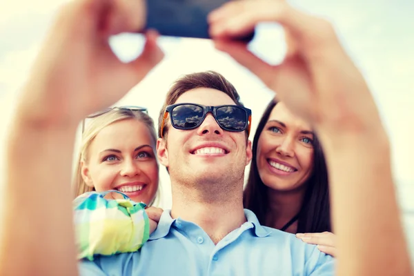 Friends taking picture with smartphone camera — Stock Photo, Image