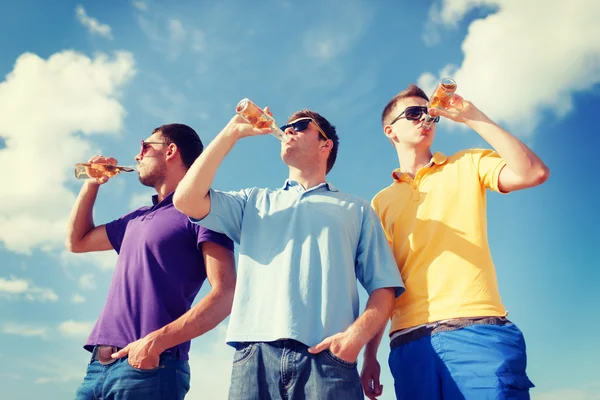 Group of male friends with bottles of beer — Stock Photo, Image