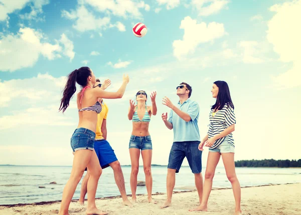 一群在海滩上玩得开心的朋友 — 图库照片