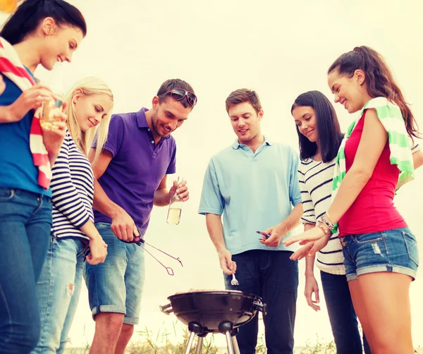 Grupa przyjaciół, co przy grillu na plaży — Zdjęcie stockowe