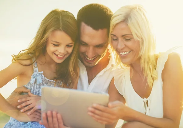 Familia feliz con tableta pc tomando fotos — Foto de Stock