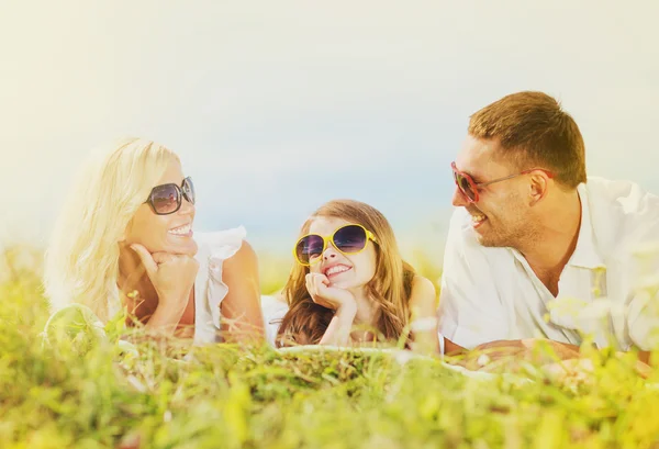 Met de blauwe lucht en groen gras en gelukkige familie — Stockfoto