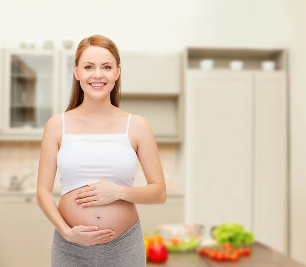 Futuro feliz mãe tocando sua barriga — Fotografia de Stock