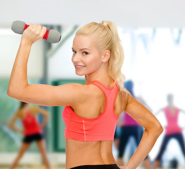 Joven mujer deportiva con mancuerna ligera — Foto de Stock