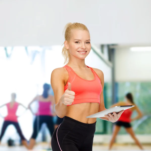 Sorrindo mulher desportiva com computador tablet pc — Fotografia de Stock