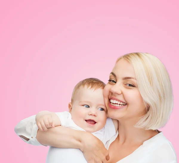 Madre feliz con el bebé sonriente —  Fotos de Stock