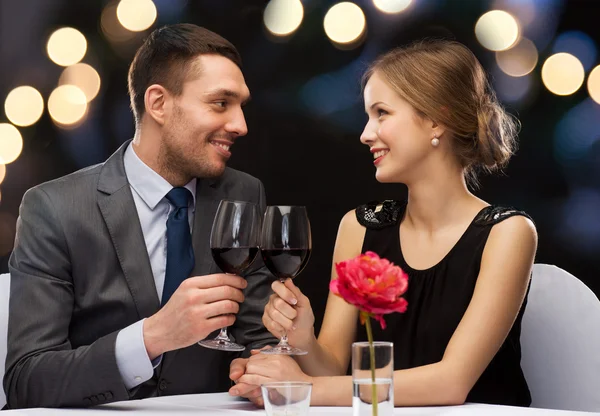 Νεαρό ζευγάρι με ποτήρια κρασί στο εστιατόριο — Φωτογραφία Αρχείου