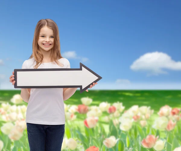 Lächelndes Mädchen mit leerem Pfeil, der nach rechts zeigt — Stockfoto