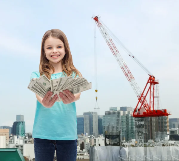 Sorridente bambina dando soldi in contanti dollaro — Foto Stock