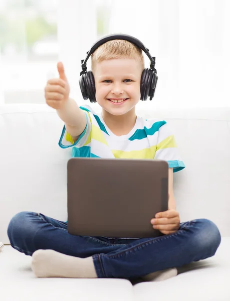Kleiner Junge mit Tablet-PC und Kopfhörer zu Hause — Stockfoto