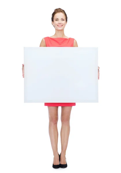 Sorrindo jovem mulher com placa branca em branco — Fotografia de Stock