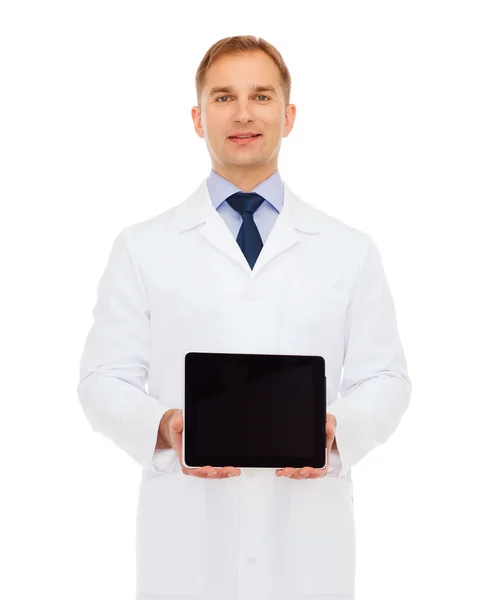 Усміхнений чоловік лікар з планшетним ПК — стокове фото