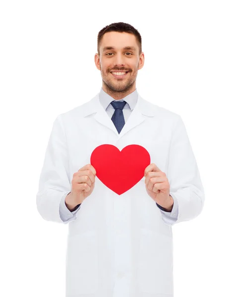 Sonriente médico varón con corazón rojo — Foto de Stock