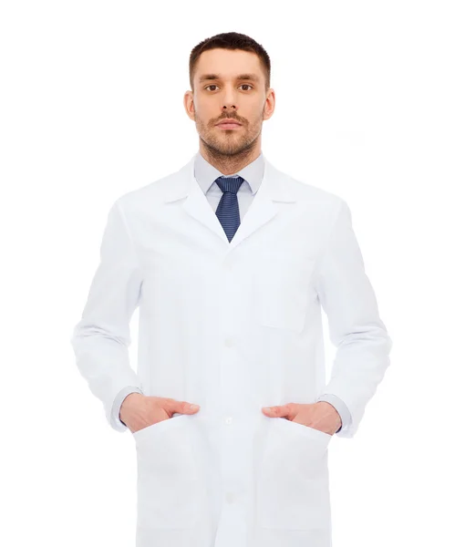 Beyaz ceketli erkek doktor — Stok fotoğraf