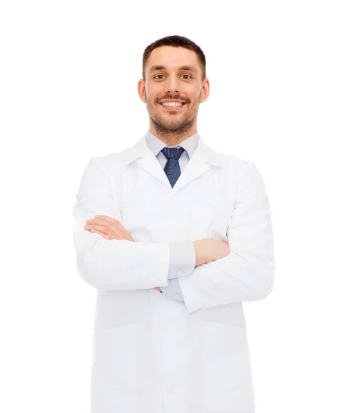 Mosolygó férfi orvos fehér kabát — Stock Fotó