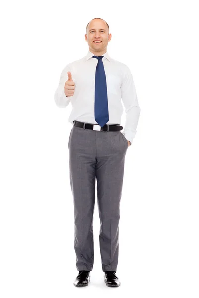 Empresário sorridente mostrando os polegares para cima — Fotografia de Stock