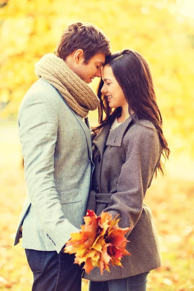 Casal romântico beijando no parque de outono — Fotografia de Stock